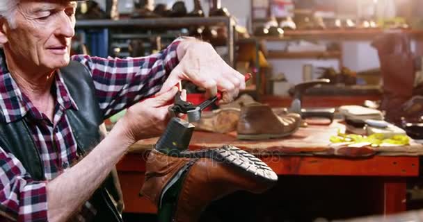 鞋匠修一双鞋 — 图库视频影像