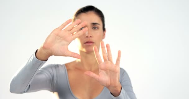 Mujer haciendo gestos sobre fondo blanco — Vídeos de Stock