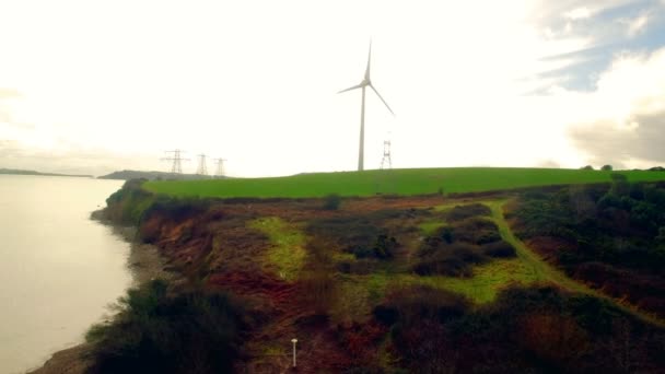 Vista do moinho de vento na costa do mar — Vídeo de Stock
