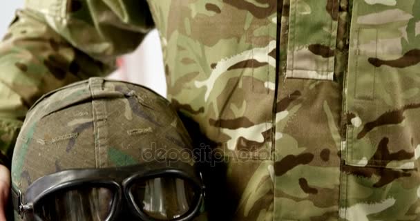 Soldat som står med combat hjälm — Stockvideo