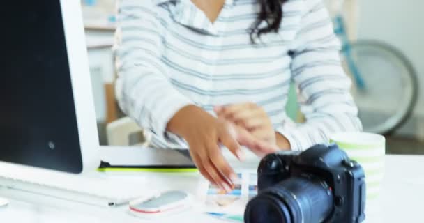 Obchodní ředitel při pohledu na digitální fotoaparát — Stock video