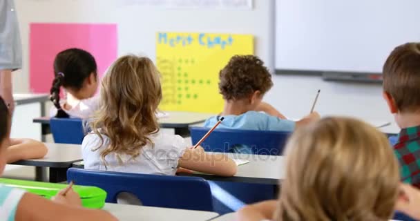 Skolbarn som studerar i klassrummet — Stockvideo