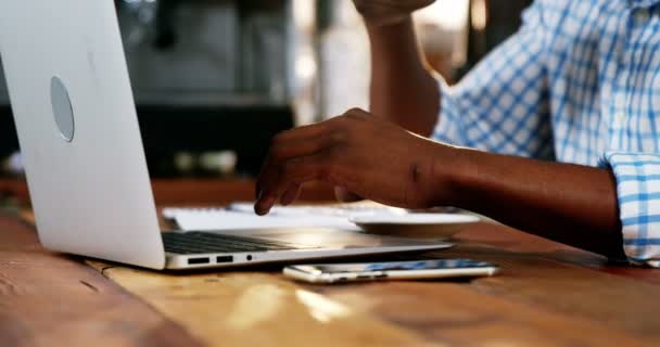 Человек с ноутбуком во время чашки кофе — стоковое видео
