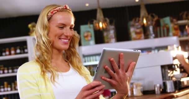 Улыбающаяся женщина с помощью цифрового планшета — стоковое видео