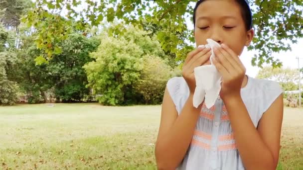 Meisje blaast haar neus met zakdoek — Stockvideo