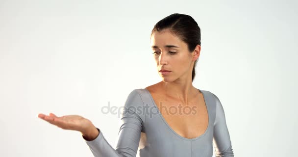 흰색 바탕에 몸짓 하는 여자 — 비디오