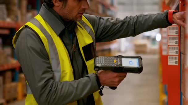 Trabajador masculino usando escáner de código de barras — Vídeo de stock