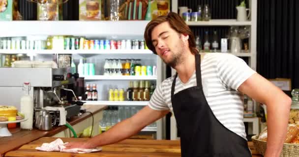 Male waiter cleaning counter with a rag — Stock Video