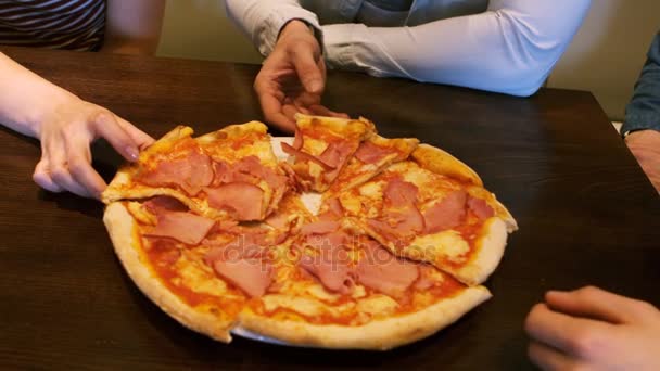 Grupo de amigos comiendo una pizza — Vídeos de Stock