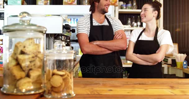 Официант и официантка стоят со скрещенными руками — стоковое видео