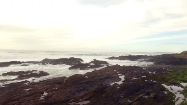 View of waves crashing on coastline — Stock Video