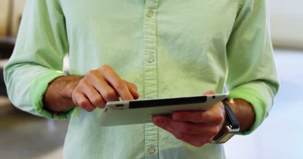 Business Executive utilisant une tablette numérique — Video
