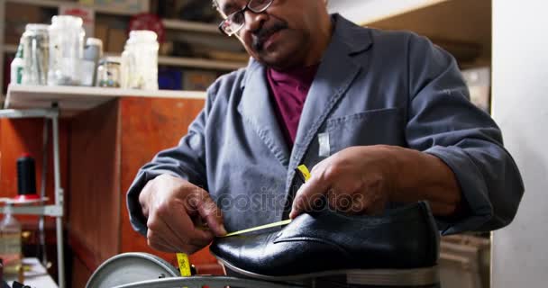 Zapatero midiendo un zapato con cinta métrica — Vídeos de Stock