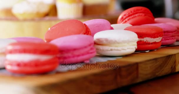 Bandeja de macaroons no balcão — Vídeo de Stock