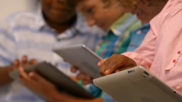 Děti pomocí digitálních tabletu v učebně — Stock video