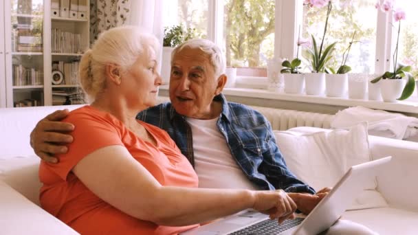 Oudere echtpaar met laptop — Stockvideo