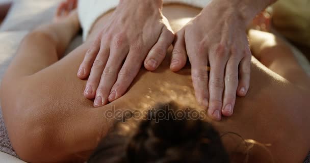 Sjukgymnasten ger tillbaka massage till patienten — Stockvideo