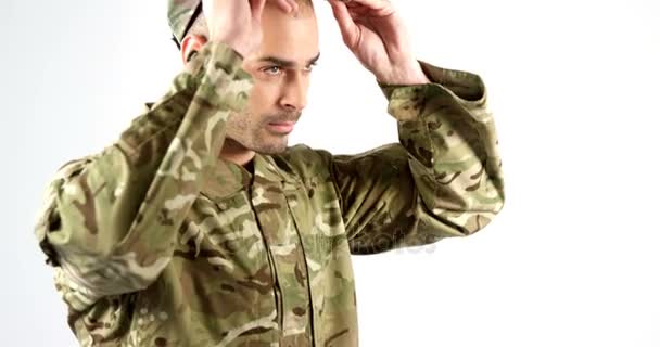 Voják na sobě patrol cap na bílém pozadí — Stock video