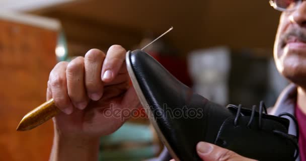 Schoenmaker herstellen een schoen — Stockvideo