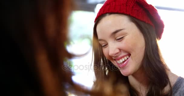 Mujer sonriendo mientras interactúa con un amigo — Vídeo de stock