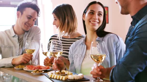 Amigos tomando una copa de vino en el mostrador — Vídeos de Stock