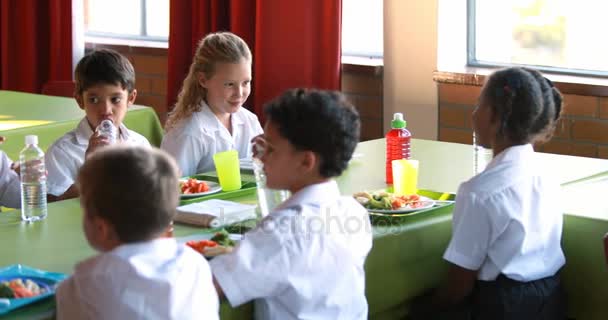 Niños comiendo en la cafetería — Vídeos de Stock