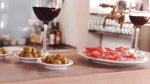 Glas Rotwein und Snacks — Stockvideo