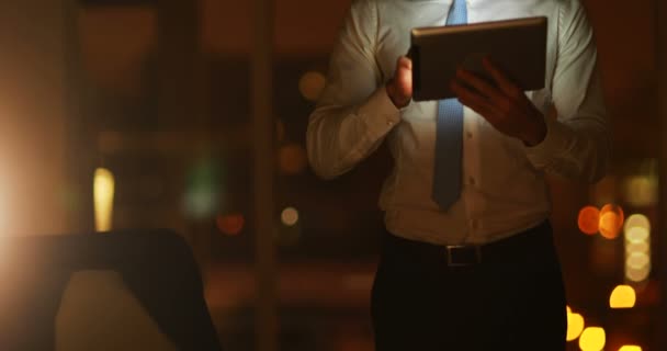 Человек с помощью виртуальных очков с цифровым планшетом — стоковое видео