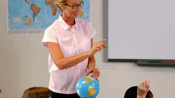 Öğretmen çocuklarla tartışılması — Stok video