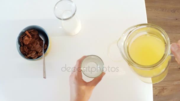 女人倒一罐橙汁 — 图库视频影像