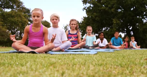 Dzieci, wykonując jogi — Wideo stockowe