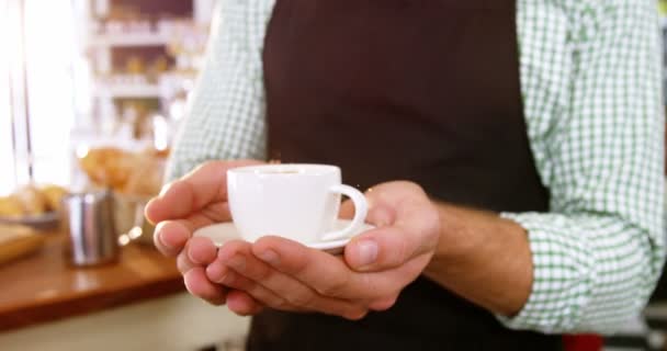 Camarero sosteniendo taza de café — Vídeo de stock