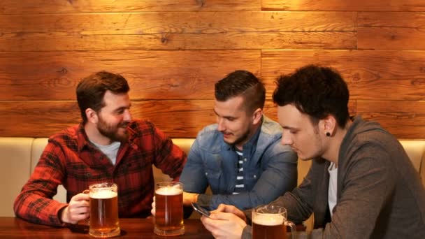 Друзья, общающиеся за пивом — стоковое видео