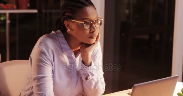Affärskvinna Arbetar på laptop — Stockvideo