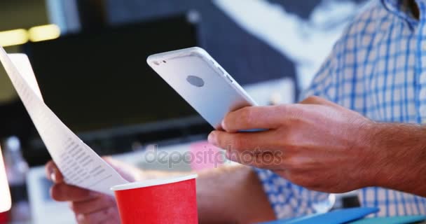 Homem usando telefone celular — Vídeo de Stock