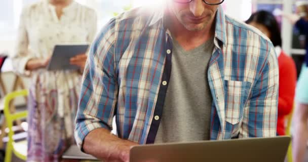 Hombre usando ordenador portátil — Vídeos de Stock