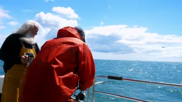 Dos pescadores que pescan desde el barco — Vídeo de stock