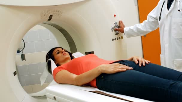 Un patient est chargé dans une machine IRM — Video