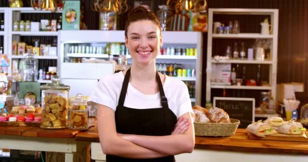 Portret uśmiechniętej kelnerki — Wideo stockowe