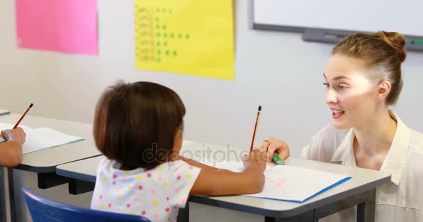 Teacher helping kids with their homework — Stock Video