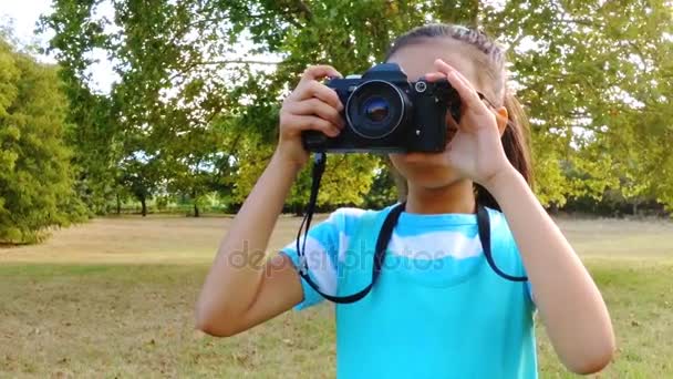 Chica haciendo clic en una fotografía de la cámara — Vídeo de stock