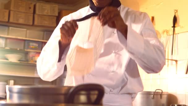 Chef-kok met zijn hoed — Stockvideo