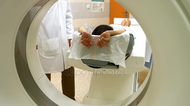 Paciente é carregado em uma máquina de ressonância magnética — Vídeo de Stock