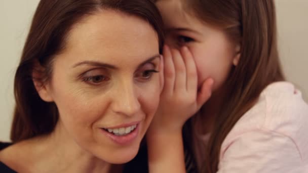 Дочь шепчет матери на ухо — стоковое видео
