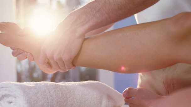 Patient recevant un massage des pieds — Video