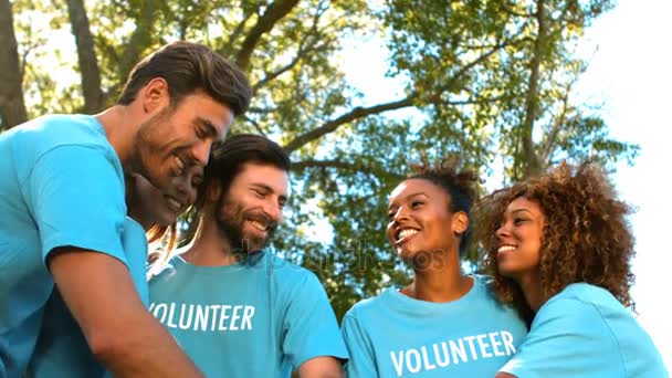 Voluntários formando pilha de mãos — Vídeo de Stock