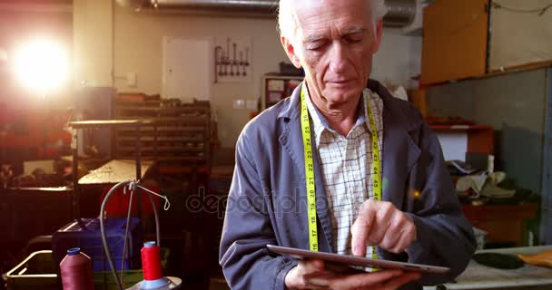 Shoemaker usando tableta digital — Vídeo de stock