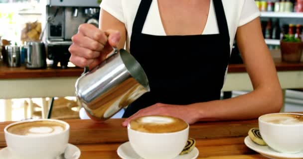 Serveuse faisant une tasse de café — Video