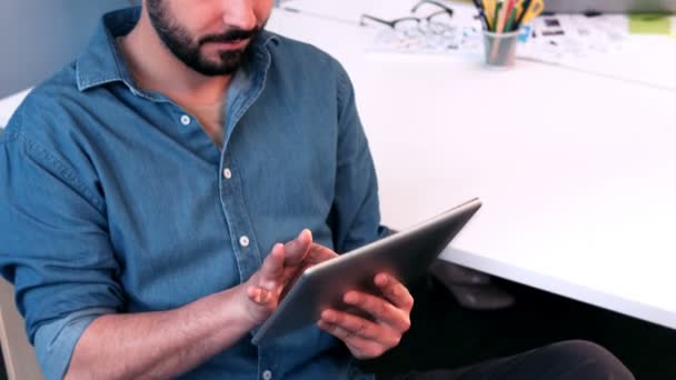 Homme utilisant une tablette numérique — Video