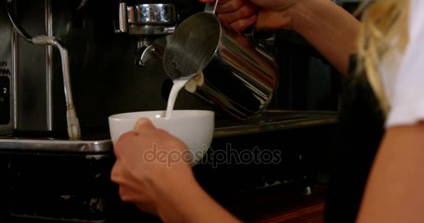 Camarera haciendo taza de café — Vídeos de Stock